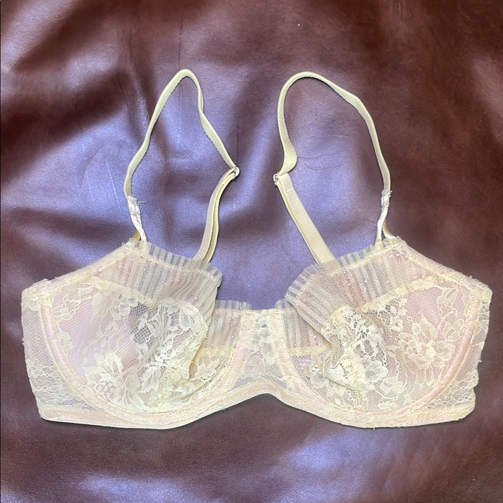 Victoria’s Secret Dream Angels lace push up Bra- Yellow